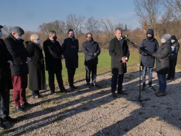 Fot.1. Podpisanie umowy dotyczące ,,Udrożnienia i stabilizacji koryta rzeki Pilicy z dn.1.12.2020.” z udziałem Państwowe Gospodarstwo Wodne Wody Polskie, RZGW, marszałek województwa łódzkiego, posłowie PiS, wykonawca spółka Inmel, Burmistrz Sulejowa., 
