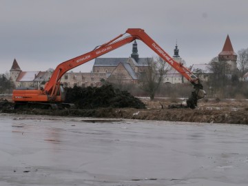 Fot.3. Pogłębianie rzeki przy użyciu koparki., 