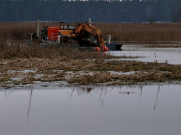 Fot.6. Refulacja. Pływająca pogłębiarka po rzece Pilicy., 